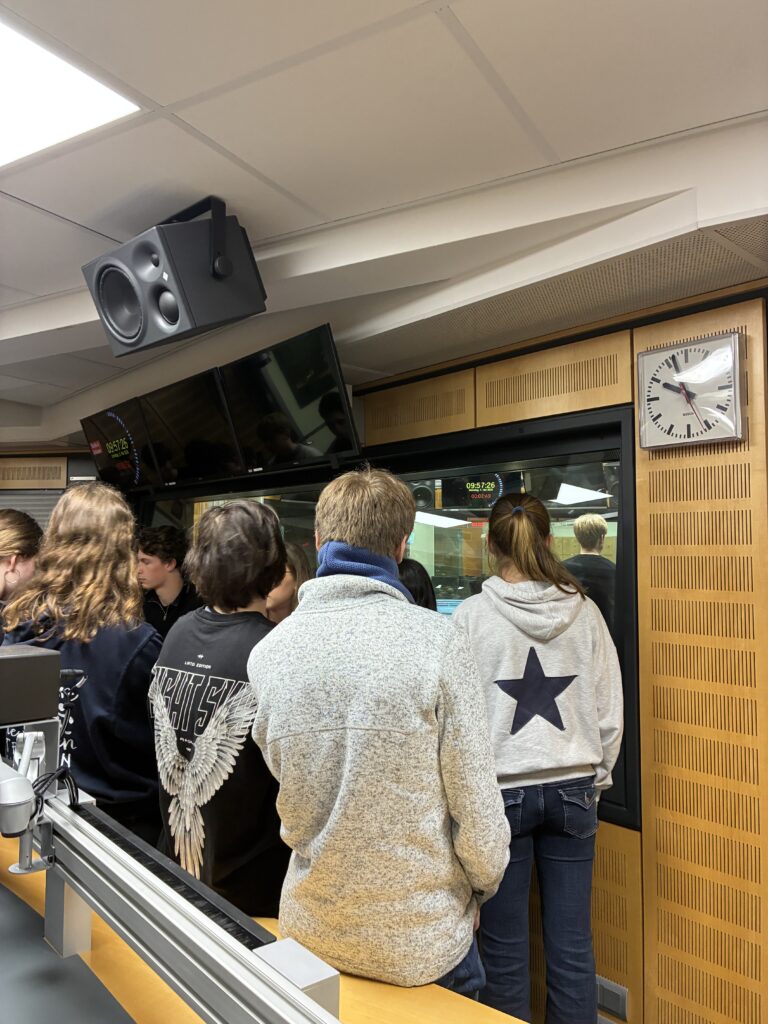 Die Klasse 10a besichtigt das NDR-Landesfunkhaus.