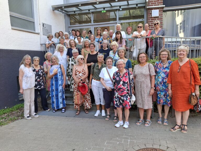 Gruppenfoto der Abiturjubilarinnen