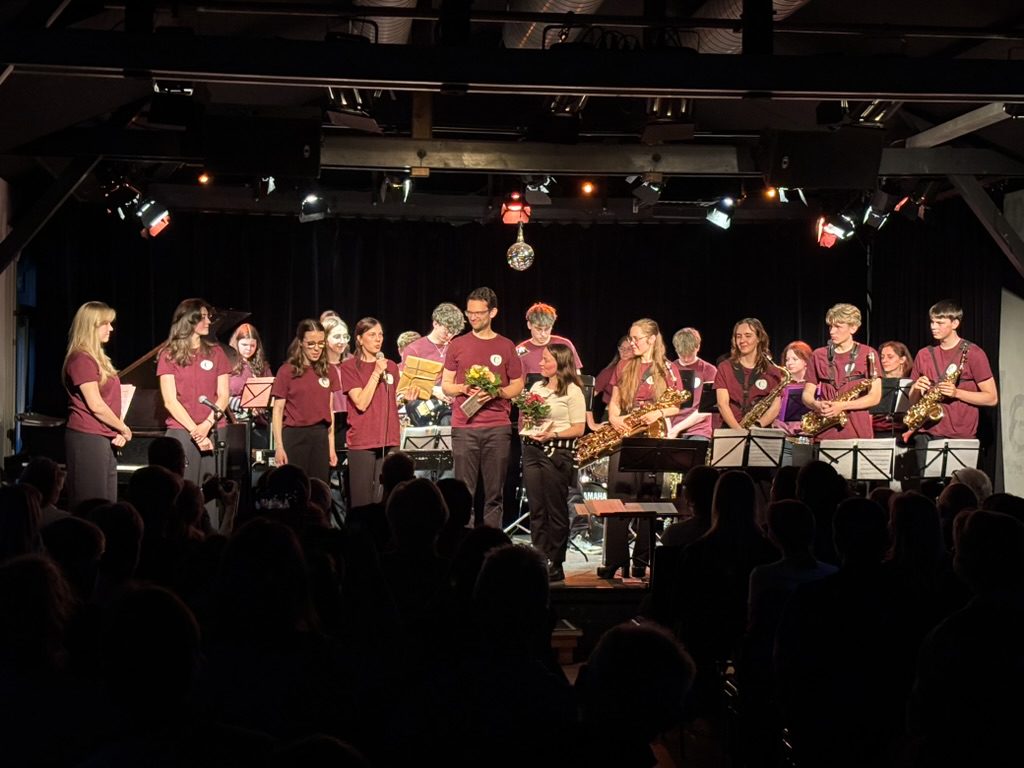 Danksagungen der BigBand nach dem Konzert an die Lehrkräfte