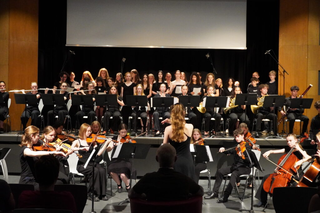 Herr Syfuß hört seinem ganz persönlichen Musikbeitrag zu.