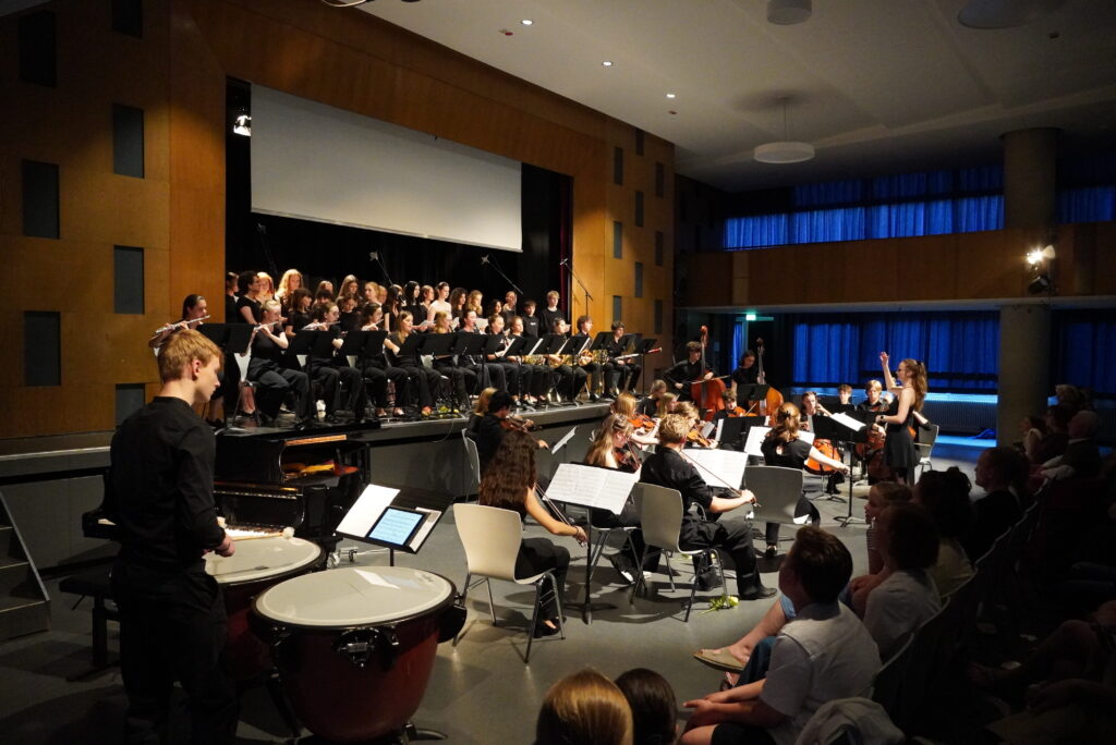 Chor und Orchester musizieren für Herrn Syfuß.