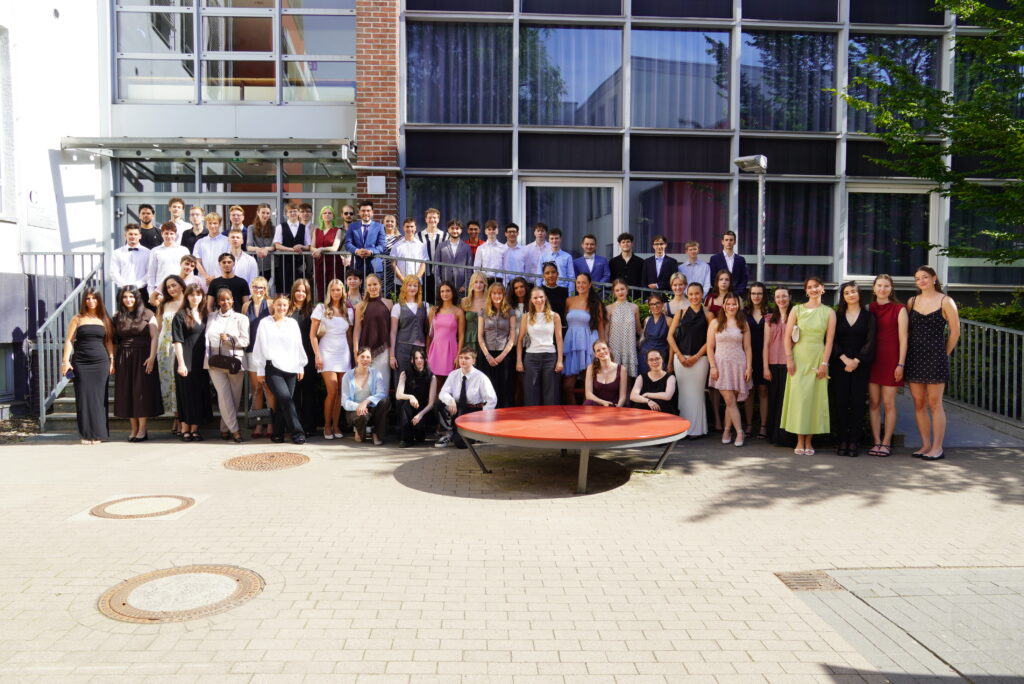 Gruppenfoto des Abijahrgangs vor der Schule
