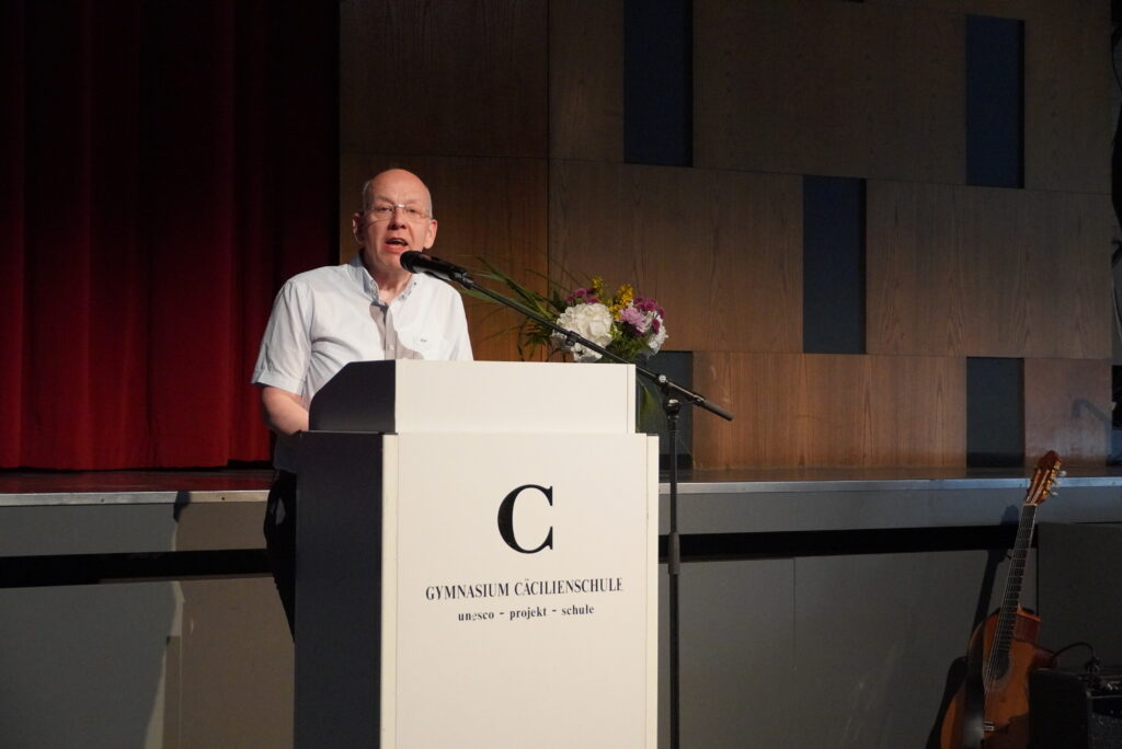 Schulelternratsvorsitzener hält seine Rede