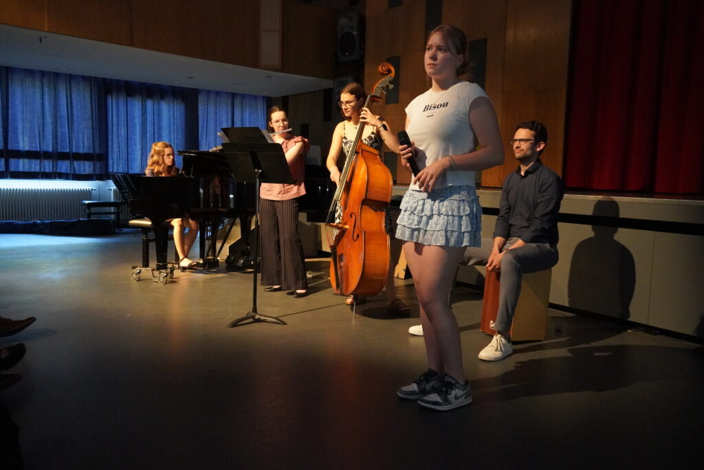 Musikgruppe mit Sängerin