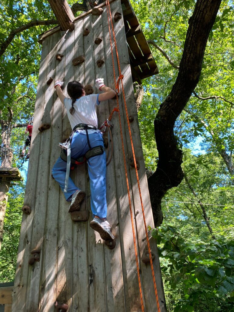 Person an der Kletterwand