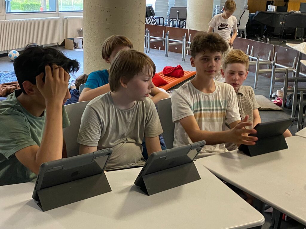 Schüler beim digitalen Lesen.