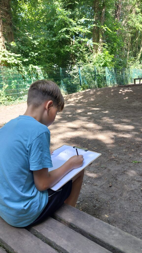 Zeichnender Schüler auf dem Dobbenhof