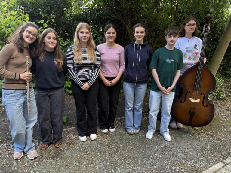 Gruppenbild der erfolgreichen Musikanten bei Jugend musiziert