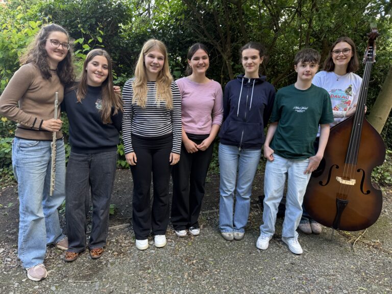 Gruppe von Schülerinnen und Schülern, die bei Jugend musiziert erfolgreich waren