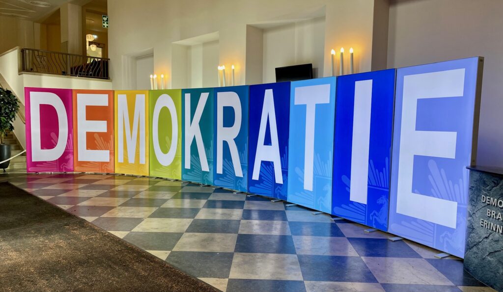 Aufsteller Schriftzug DEMOKRATIE