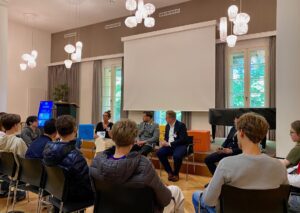 Podiumsdiskussion der genannten Vertreter mit den Jugendlichen