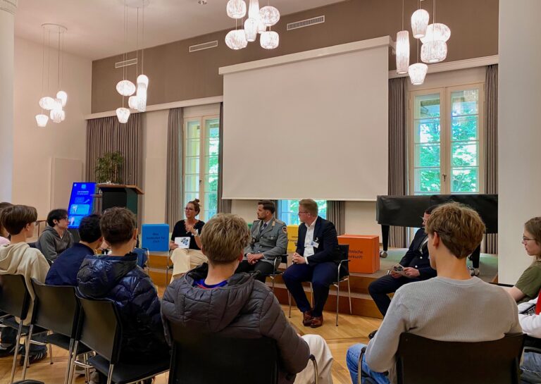 Podiumsdiskussion der genannten Vertreter mit den Jugendlichen