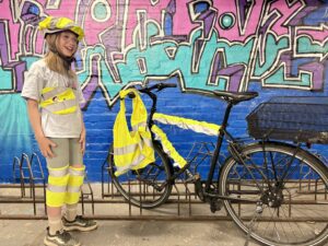 Eine Schülerin mit Fahrrad und Leuchtelementen
