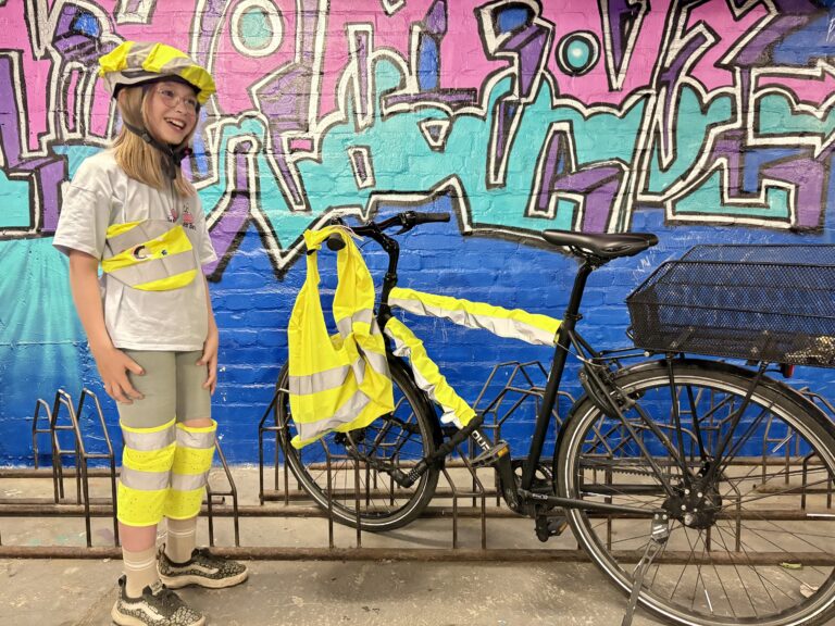 Eine Schülerin mit Fahrrad und Leuchtelementen