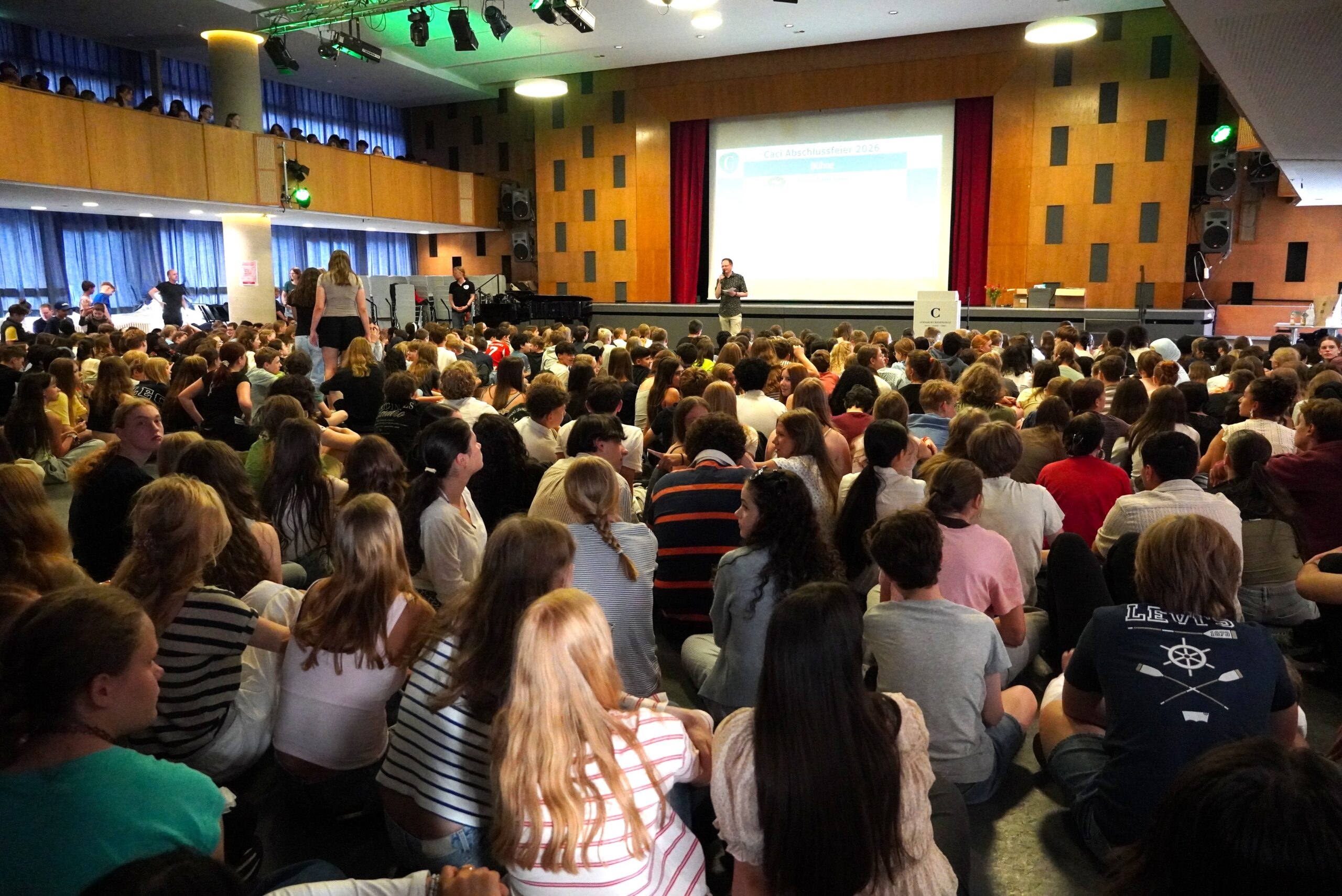 Die Schülerschaft in der Aula