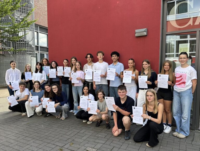 Gruppenfoto mit Zertifikat