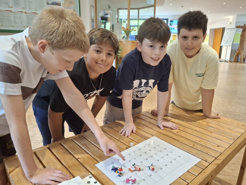 Schüler über dem Spielbrett für die Chaosrallye