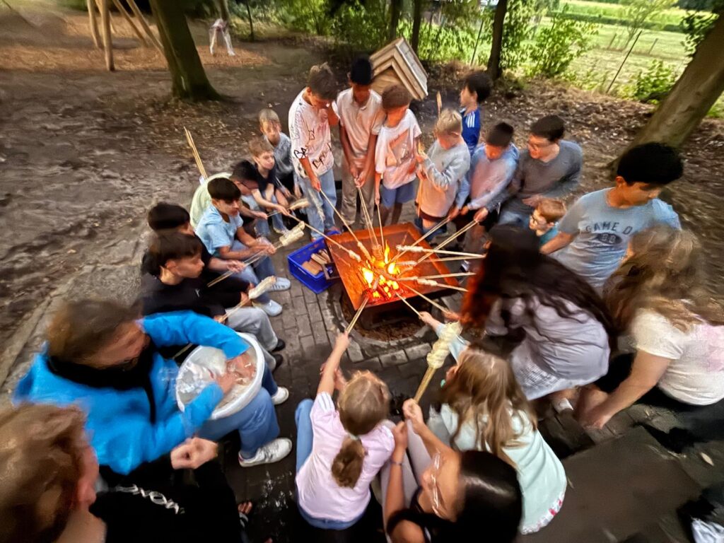 Eine Klasse beim Stockbrot