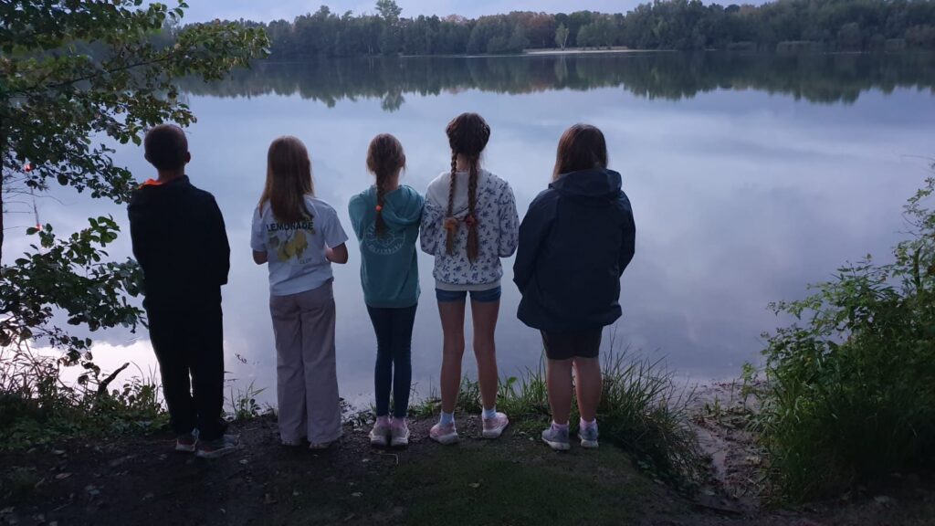 Schülerinnen blicken auf den See