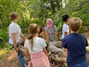 Schüler tragen eine selbstgebaute Sänfte.