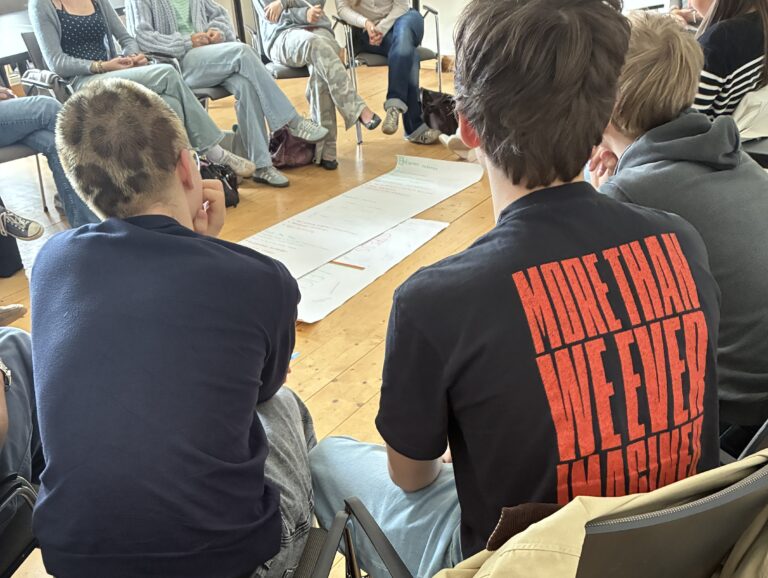 Schüler in einer Gesprächsrunde