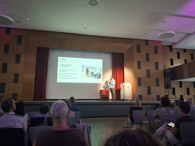 Shai Hoffmann während seines Vortrags in der Aula