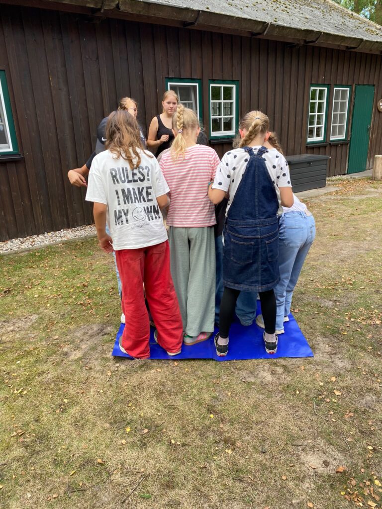 Wie viele Schüler passend auf eine Matte? Die Mädchen probieren es aus.