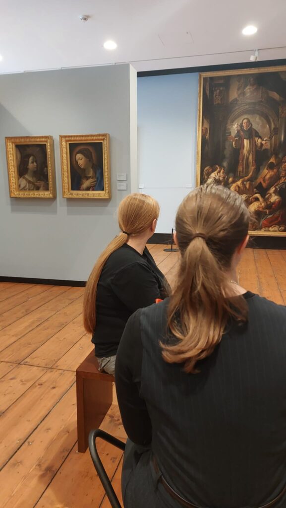 Schüler betrachten Gemälde