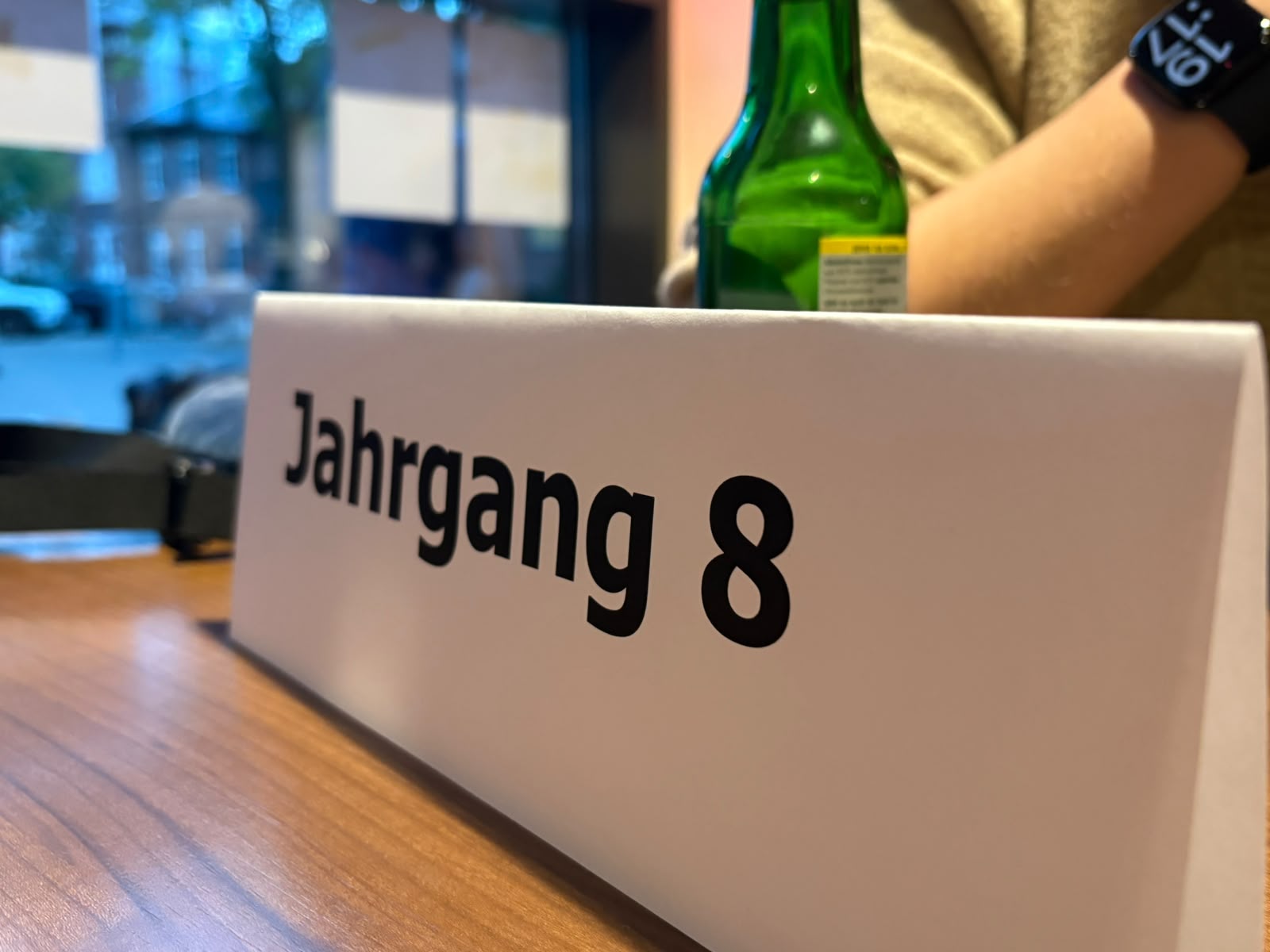 Schild auf einem der Tische, das auf den hier vertretenen Jahrgang hinweist