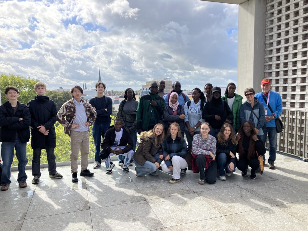 Gruppe vor der Oldenburger Skyline