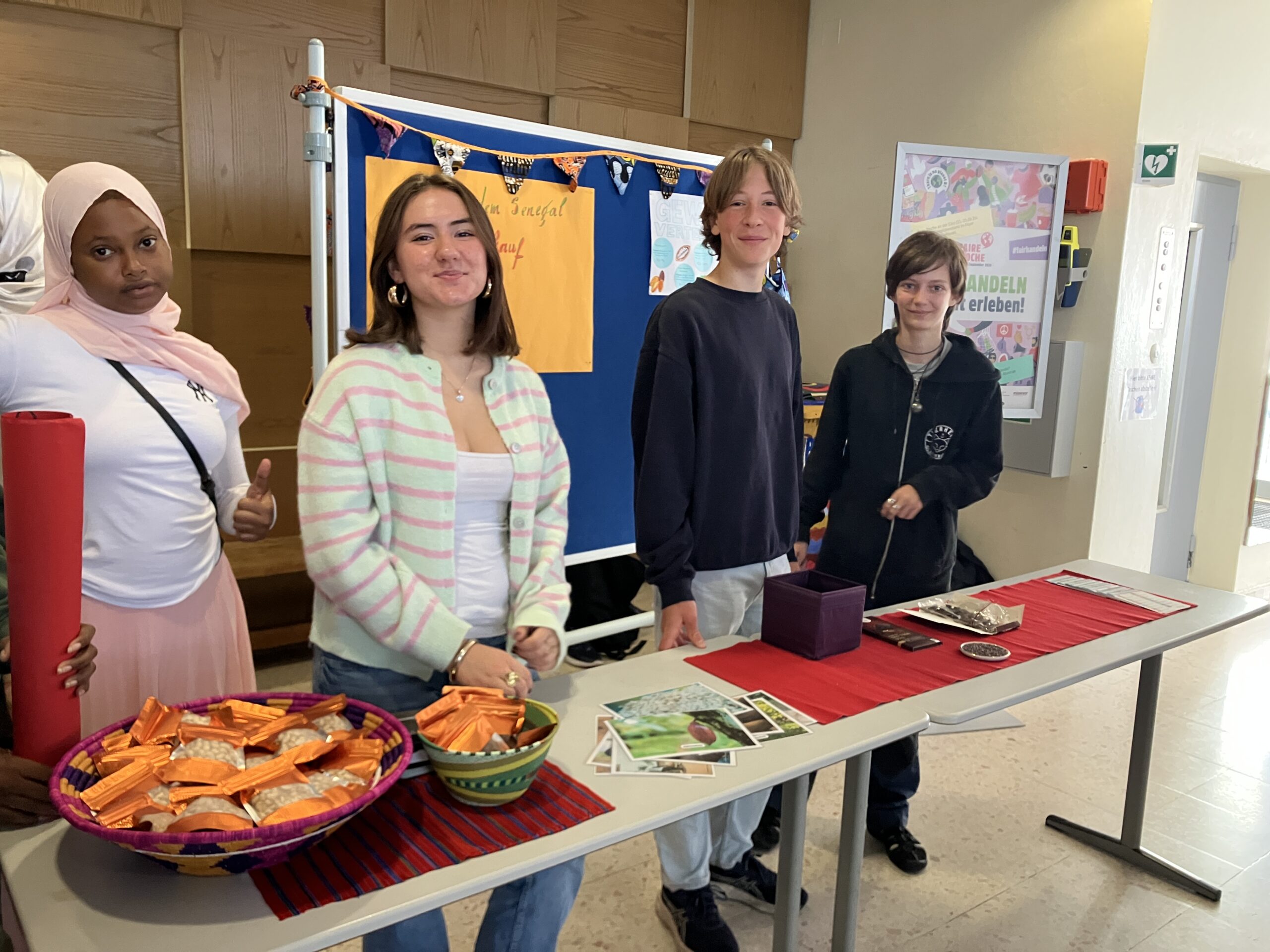 Schüler am Verkaufsstand