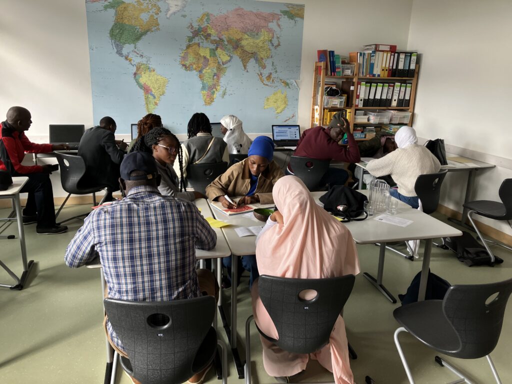 Schülergruppen arbeiten intensiv im Klassenzimmer.