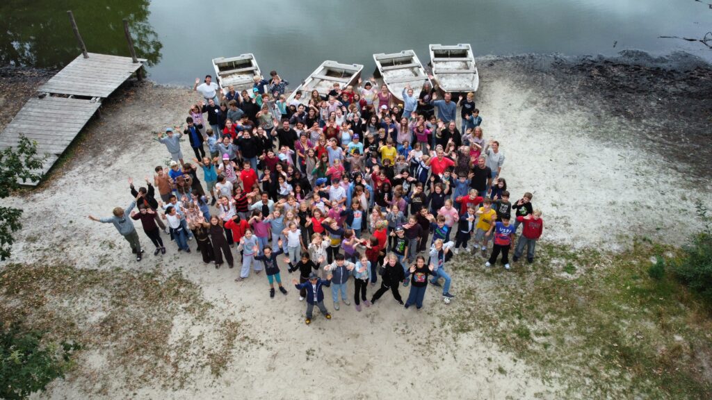 Gruppenfoto aus der Luft von den drei KLassen
