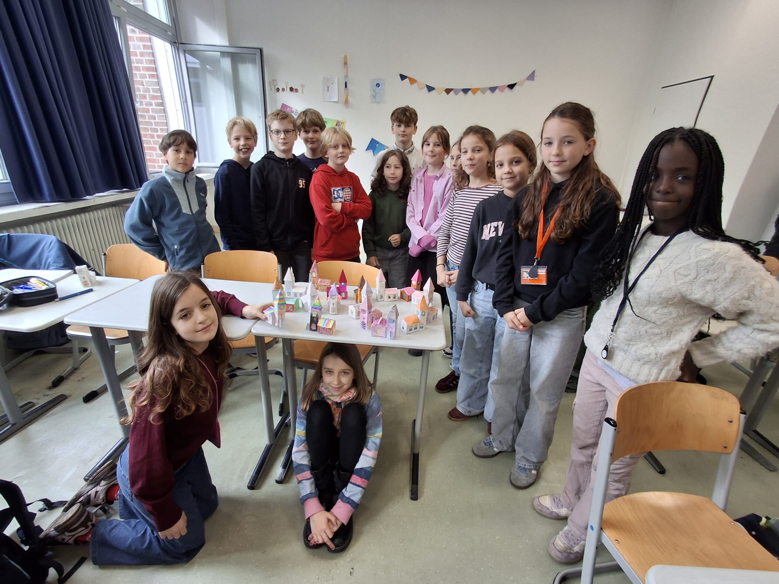 Gruppenbild des Kurses mit den gebastelten Kirchen