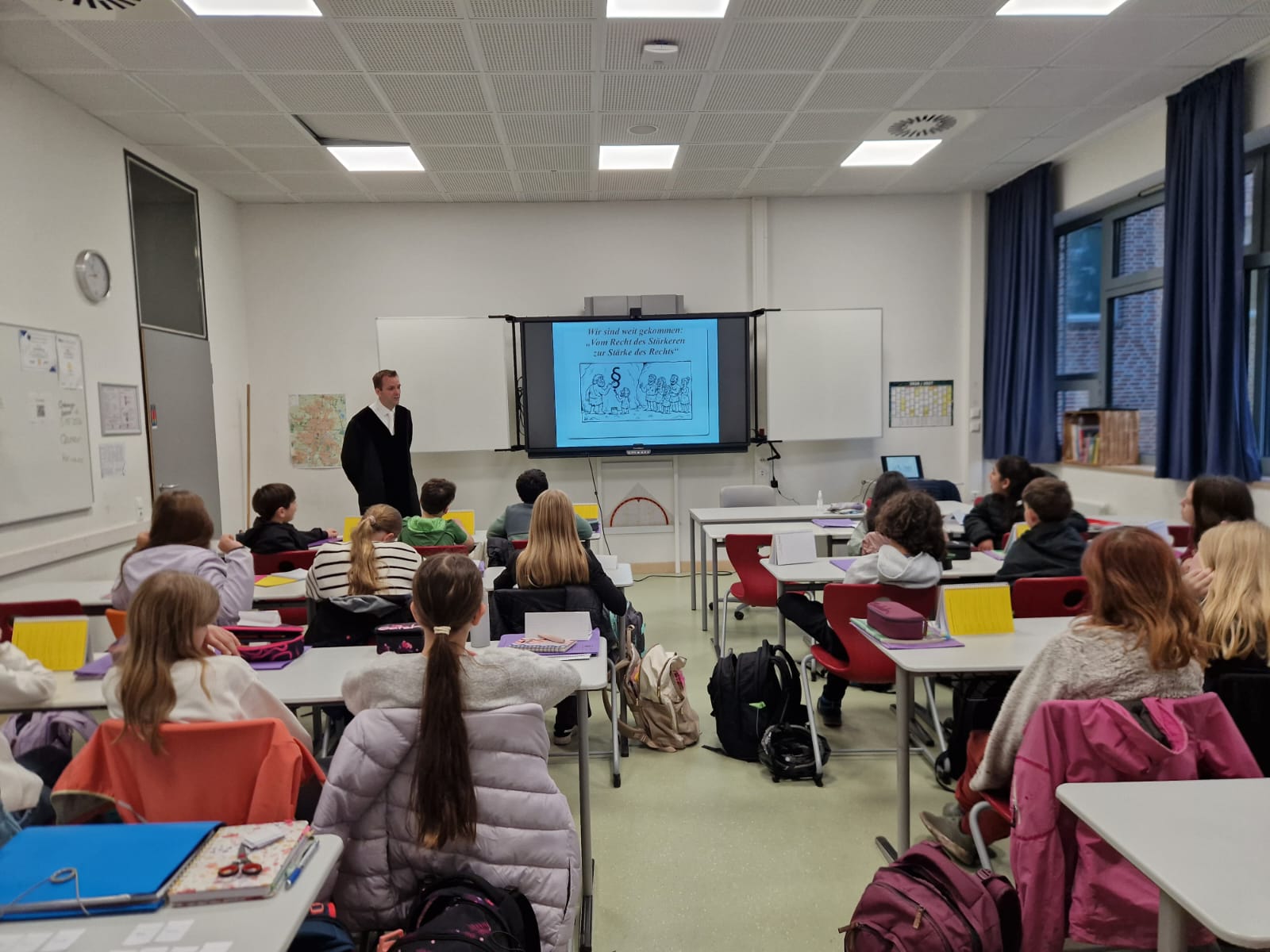 Situation im Klassenzimmer mit Lerngruppe und Vortragendem